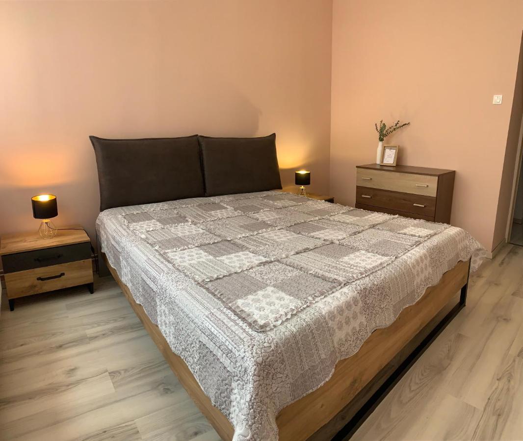 Modern Two Bedroom Flat With Balcony Lenti Eksteriør billede
